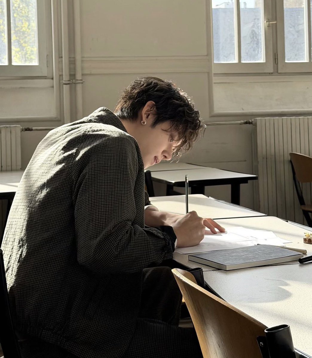 closetobeomgyu's tweet photo. that one uni crush that’s your only motivation to attend classes https://t.co/LUdWpLJHPm