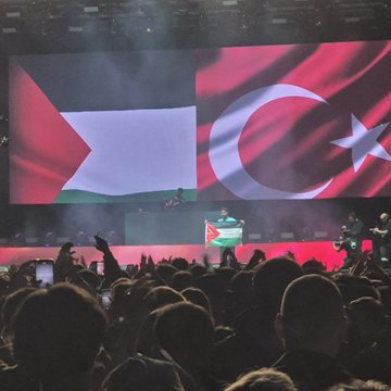 Zip_Haber's tweet photo. LVBEL C5, konserinde Filistin bayrağı açtı:  "Rabbim bizlere Mescid-i Aksa’da, Gazzeli kardeşlerimizle birlikte omuz omuza saf tutup namaz kılmayı nasip eylesin." https://t.co/iJ2QSXcrOS