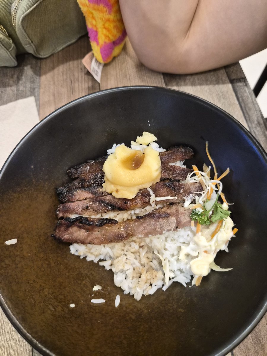 howelldoyouread's tweet photo. 495php for this. Lol. 🤡
"Thick" slices pa daw yan ng Premium Roast Beef. Parang bacon ang kapal.

Versus the photo from their website. Galing Farmery Deli Resto. 👏 https://t.co/BW6Abjc2wI