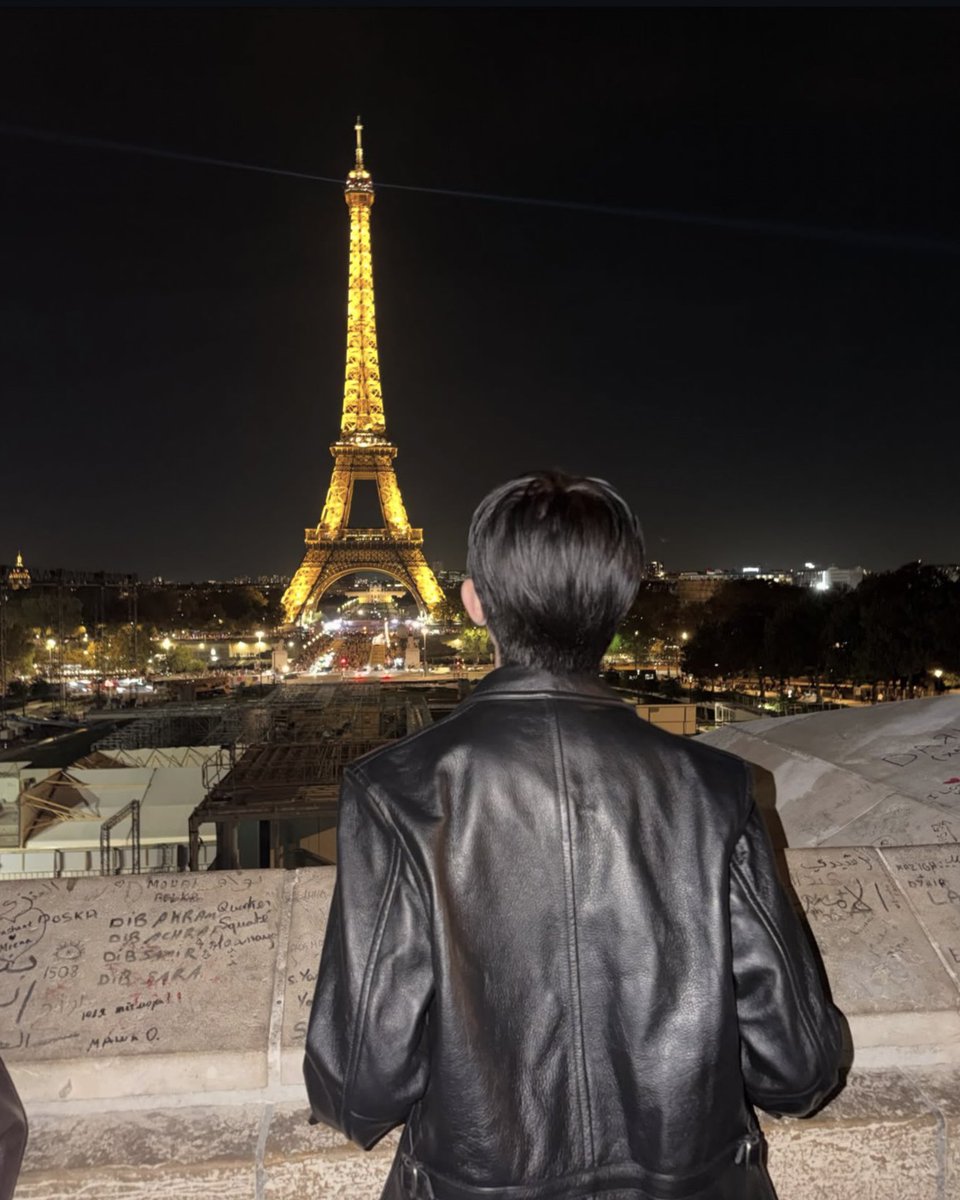Yinglove845's tweet photo. Valentino's opulence meets Park Si-woo's luminous grace—like fireflies drifting past a Roman palace, weightless and radiant.

#PARKSIWOOxVALENTINO
#VALENTINOPFWSS27
#PARKSIWOO https://t.co/R9QwZFgyrG