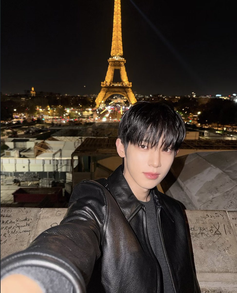 Yinglove845's tweet photo. Valentino's opulence meets Park Si-woo's luminous grace—like fireflies drifting past a Roman palace, weightless and radiant.

#PARKSIWOOxVALENTINO
#VALENTINOPFWSS27
#PARKSIWOO https://t.co/R9QwZFgyrG