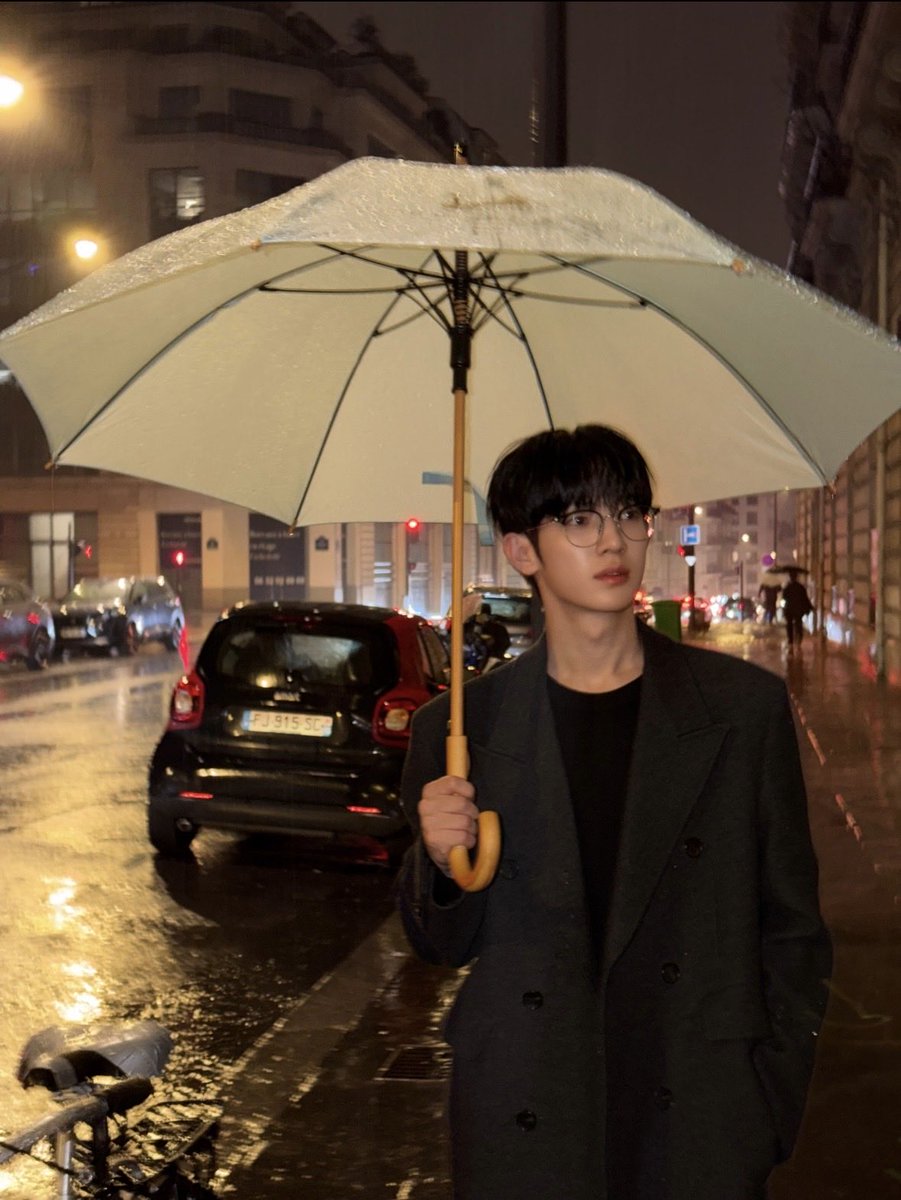 cxrbfd488w's tweet photo. 巴黎赴约，邂逅Valentino浪漫美学💜
PARK SIWOO亮相巴黎时装周，在秀场光影间舒展独属于他的优雅气场，从容定格属于这一时刻的惊艳瞬间。跨越山海抵达巴黎，在国际时尚舞台绽放光彩。

PARK SIWOO AT VALENTINO PFWSS27
#PARKSIWOOxVALENTINO
#VALENTINOPFWSS27
#PARKSIWOO https://t.co/hBjIHsNSAE