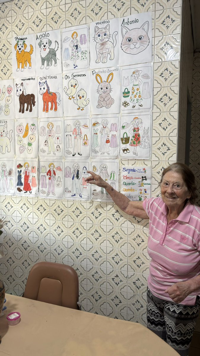 giu_palumbo1's tweet photo. Vim na casa da minha vó e descobri que ela tá montando uma exposição de arte https://t.co/f4cZoR6Odd
