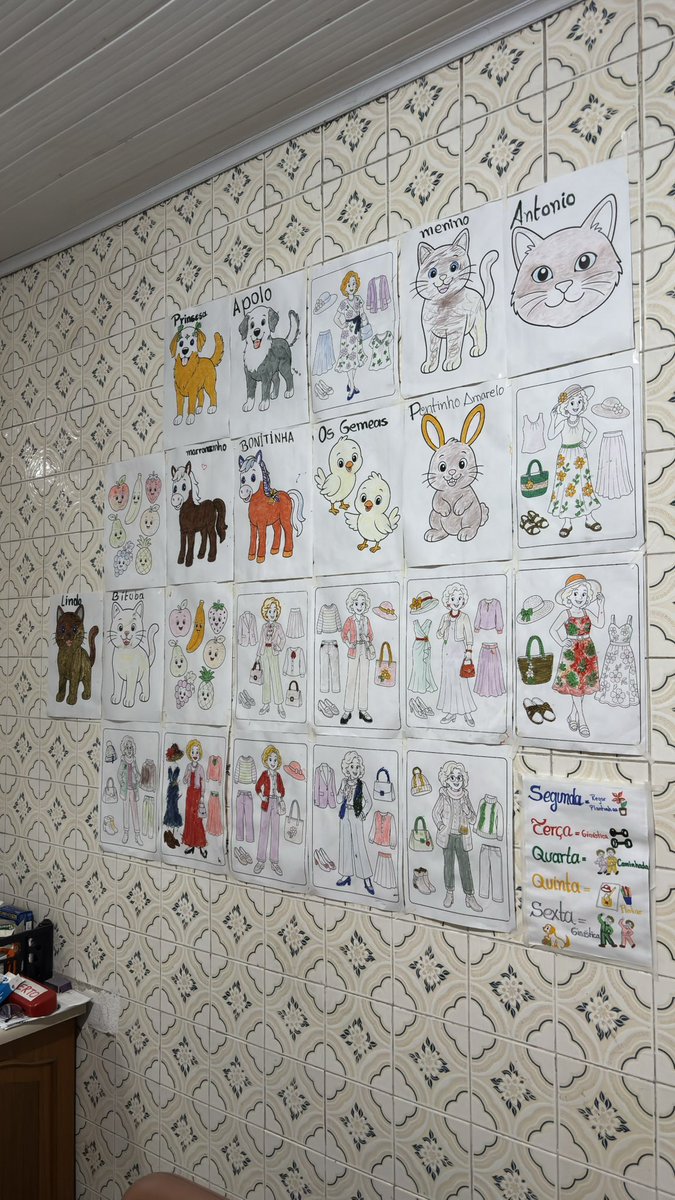 giu_palumbo1's tweet photo. Vim na casa da minha vó e descobri que ela tá montando uma exposição de arte https://t.co/f4cZoR6Odd