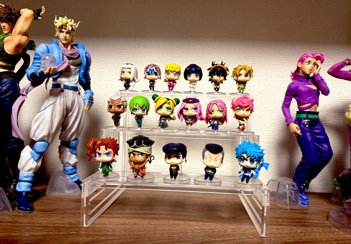 GIOJOGIOJOSTAR's tweet photo. ディスプレイステージ買ってきたー
ジョジョコレいい感じに飾れた https://t.co/x2yXxvUSbd
