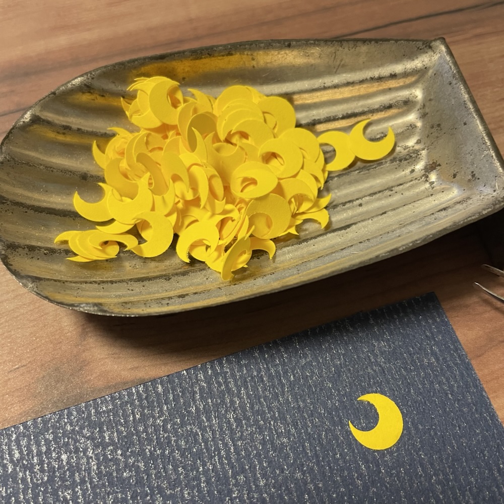 SUNDAY_E_INFO's tweet photo. 【窓から見える　月のミニレターセット】
この「月」をずっと作っていました。
作ったものは紺の台紙の上に乗せて形をチェックします。
夜空の台紙は少しキラキラが入っていてこれがまた可愛いんですよ。
#レターセット　#制作風景　#紙雑貨 https://t.co/1ljIf9Q30Z