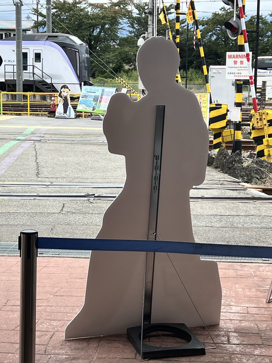 amsnd63's tweet photo. 満天の時はいつも車だから河口湖駅って降り立ったことないんだけど、今回は相方を迎えに行くついでに寄ってみた！
パネルってホームにあるのね...
正面は相方にお任せして、私は裏から写真撮った

#満天LIVE2026 https://t.co/SbFz30Bztk