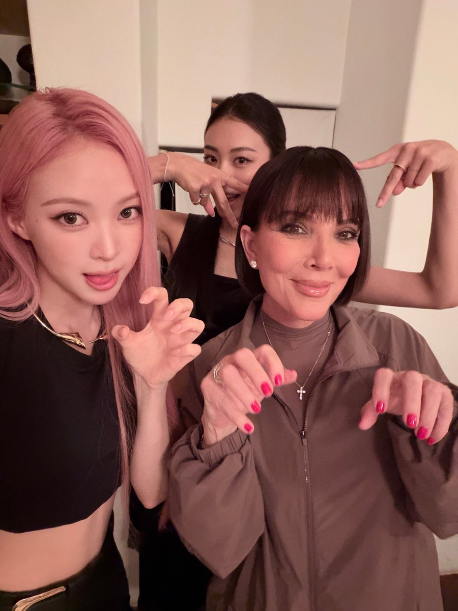 summerwherever's tweet photo. กุเดรสสส กาวอนเติมหูแมวให้ Kris Jenner เราเผยแพร่เค้าเจอร์เคพ้อพอยุ่แล้วค่ะคุนลูก 5555555555555555555555555 https://t.co/1FqIo7agED