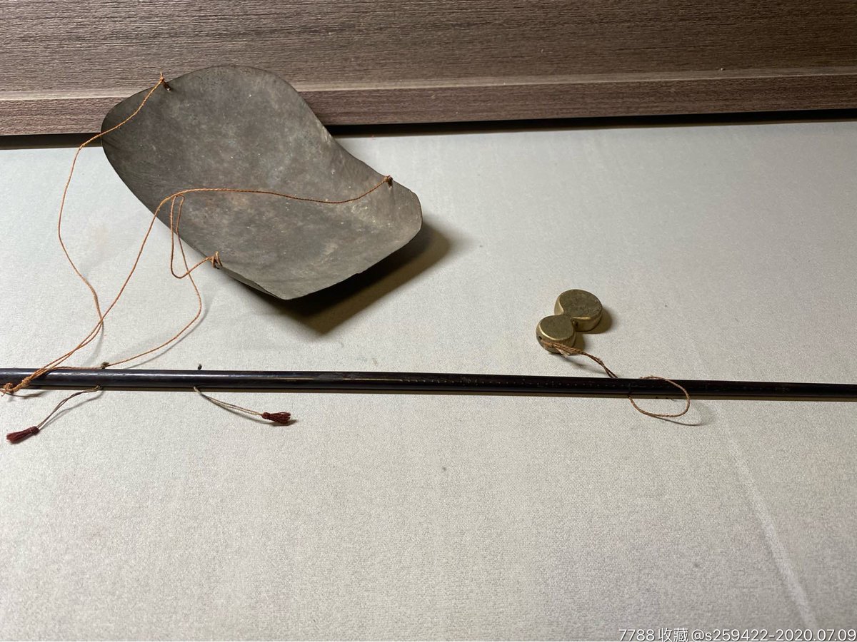 CoolWardengslj's tweet photo. Found a strange magnet-like object near the old pavilion, and there’s a silver centipede crawling on its folded fan. https://t.co/76Mw5RT6Nm