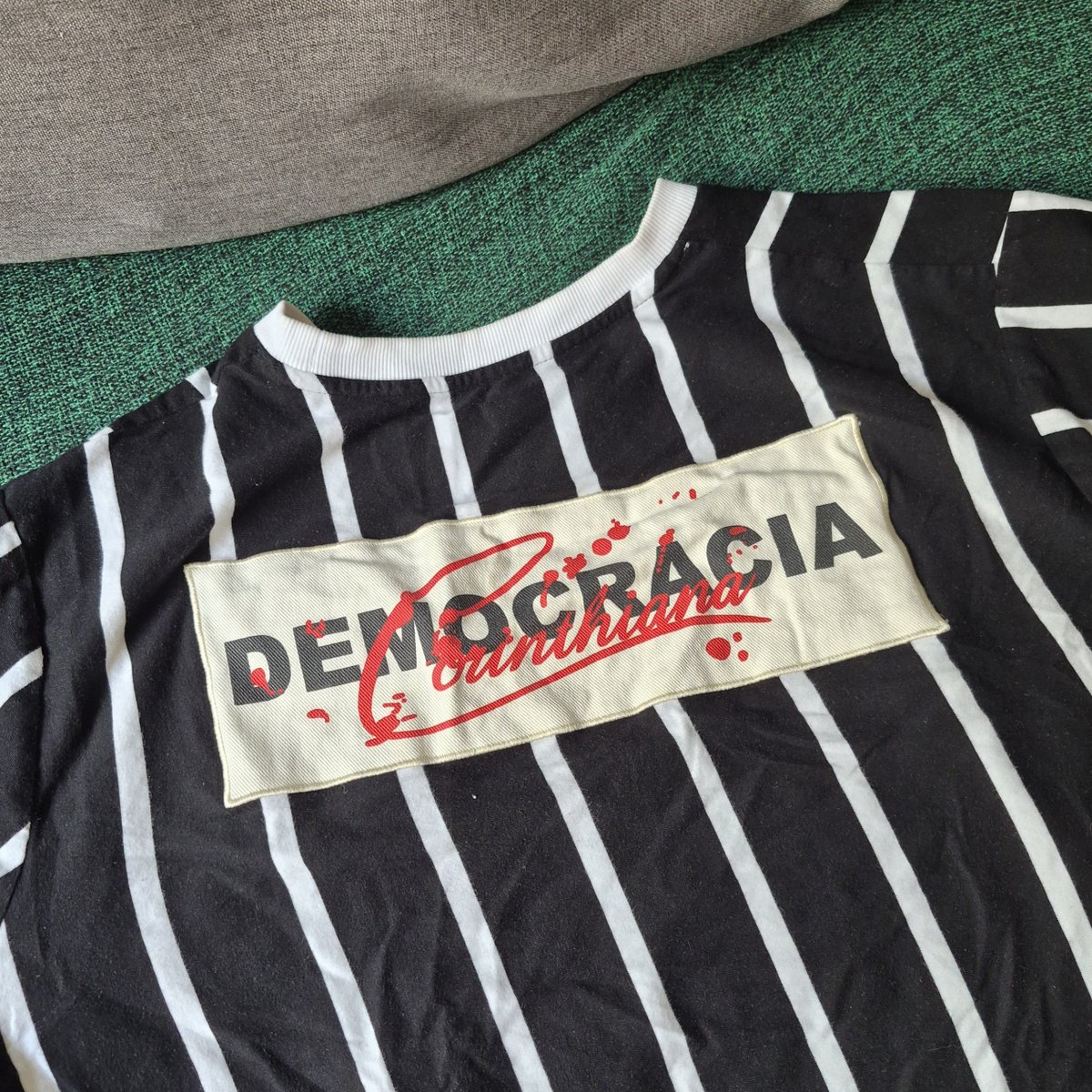 yamalcorintiano's tweet photo. o voto é secreto, mas esse é o manto que eu vou sair de casa pra votar https://t.co/5PlDEe9ERj
