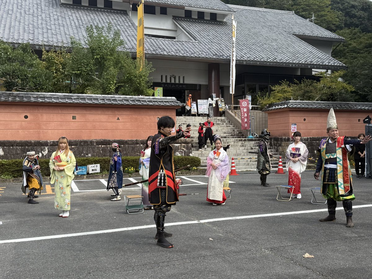 araki_net's tweet photo. 本日(10/4)、岐阜県中津川市 苗木城周辺で開催された「苗木城築城500年記念 秋イベント 苗木城まつり」
苗木遠山史料館前で開催された「土岐高山城戦国武将隊」の演武
#苗木城まつり #土岐高山城戦国武将隊 https://t.co/AZeY5Whdt9