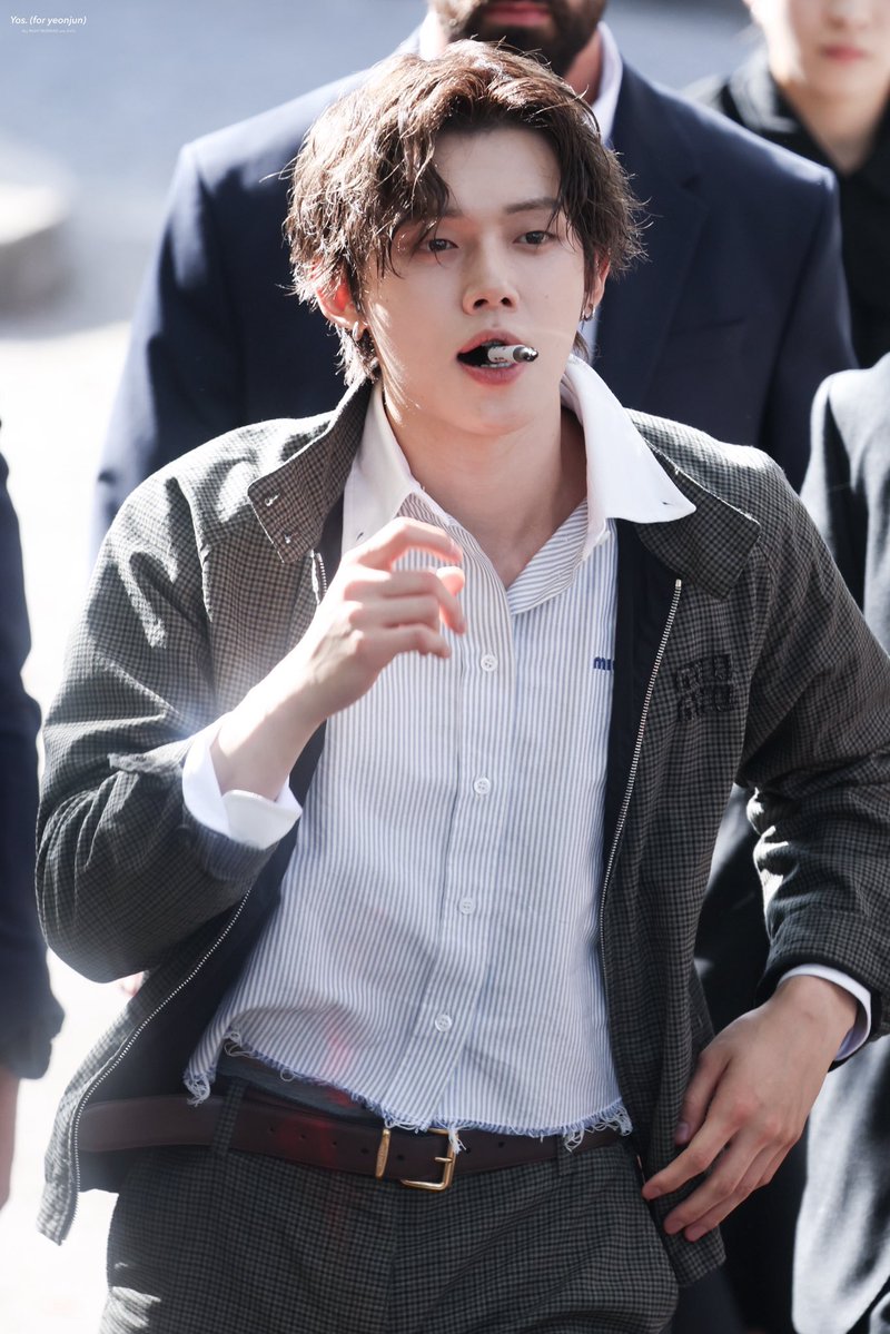 DaDD37yY8btXvFi's tweet photo. 와
말안돼
기다리고있는 팬들한테 싸인해주겠다고 펜 문채 담 넘었다고?
니스파이더맨이가 https://t.co/GBW5Jak2gl