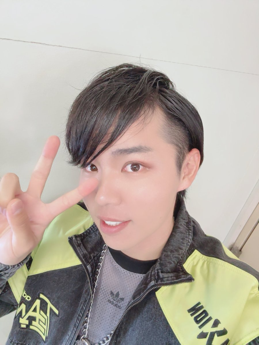 kradness55's tweet photo. 「ヒットボカロソング音楽祭」
無事に1部＆2部終演！
来てくれたみんな本当にありがとう！
煽ったら煽った分みんな乗っかってきてくれて最高のラ���ブでした🫶

超久しぶりに共演したあるふぁきゅんと📸
最高のコラボをありがとう！

2枚目はしゃくれて撮ろうと言われたので全力でしゃくれてみたww https://t.co/DL5g0NrC8E