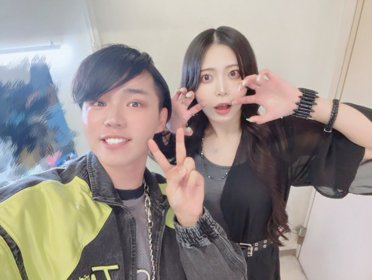 kradness55's tweet photo. 「ヒットボカロソング音楽祭」
無事に1部＆2部終演！
来てくれたみんな本当にありがとう！
煽ったら煽った分みんな乗っかってきてくれて最高のラ���ブでした🫶

超久しぶりに共演したあるふぁきゅんと📸
最高のコラボをありがとう！

2枚目はしゃくれて撮ろうと言われたので全力でしゃくれてみたww https://t.co/DL5g0NrC8E