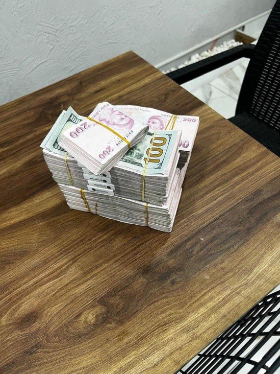 frekanstr_'s tweet photo. Bakırköy Cumhuriyet Başsavcılığının yürüttüğü rüşvet ve suç örgütü soruşturmasında yeni ayrıntılar ortaya çıktı.

- 2022-2024 yıllarında bazı dava ve soruşturmalara maddi menfaat karşılığında müdahale edildiği iddialarının araştırıldığı dosyada 8 şüpheli tutuklandı, 2 firari şüpheli hakkında yakalama kararı çıkarıldı.

- Dosyada adı geçen 5 hakim ve Cumhuriyet savcısı görevden uzaklaştırıldı. 

- Eski İstanbul 4. İcra Hukuk Mahkemesi Hakimi B.K. rüşvet suçundan tutuklandı.
