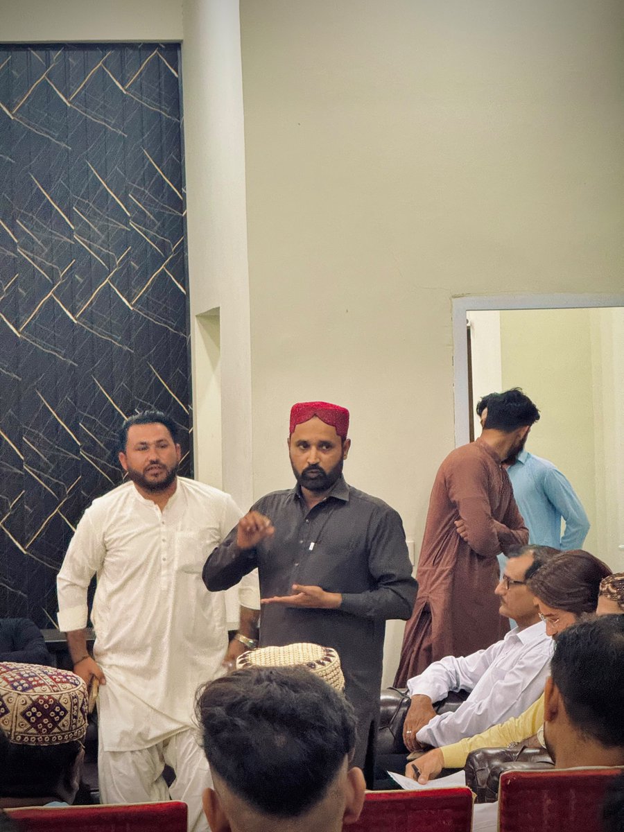 ppp_sami's tweet photo. مورخہ 04 اکتوبر #PS88 #PPPMalir کاسوشل میڈیا اجلاس جاری۔
اجلاس سے #Karachi ڈویژن سمیت ضلعی عہدیداران اور ڈیجیٹل میڈیا ذمہ داران کا خطاب۔
پارٹی بیانیہ کو فعال طریقے سے عوام الناس میں پہنچانے پر جامع حکمت عملی کے تحت کام کرنے پر اتفاق۔
@MediaCellPPP
#SMTteamSN
#PPPDigitalMalir https://t.co/BO9FzPt7KS