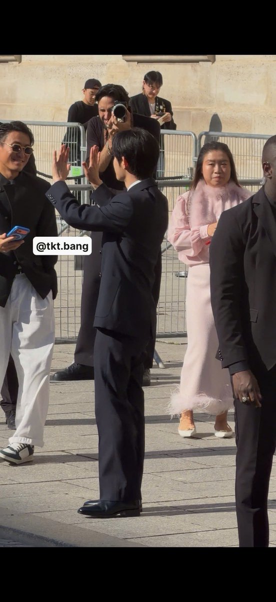 SikSyu99's tweet photo. OH MY GOD! Look at him! Siwoo looks breathtaking in this custom Valentino fit!

PARK SIWOO AT VALENTINO PFWSS27
#PARKSIWOOXVALENTINO
#PARKSIWOO https://t.co/aj03FhA1t4