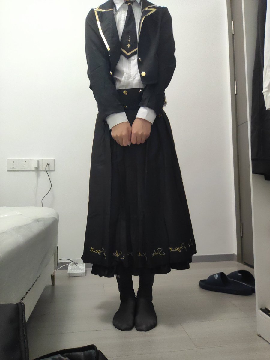 Shadowin__'s tweet photo. 穿上这个裙子我无疑是兴奋的 https://t.co/c2EphTCICo