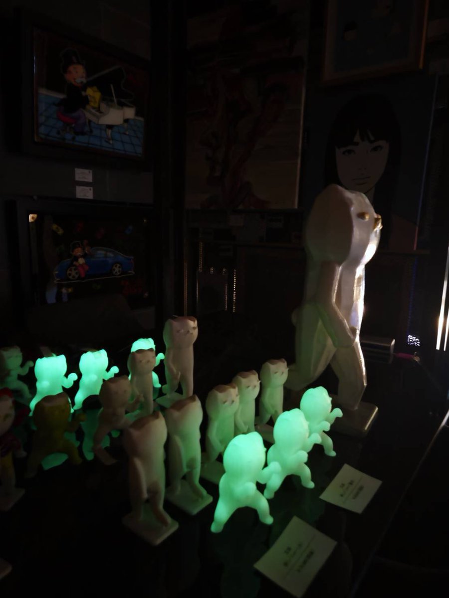 ashizawamuneto's tweet photo. 個展「LIKE A CAT 」無事に終了いたしました。沢山の知人やお客様に来て頂き、大変賑やかに終われる事ができました、、！ありがとうございした！
キャンバスを購入された方達には後日郵送させて頂きますので、もうしばらくお待ちください。写真はギャラリー終了時に電気を消したら光だす蓄光の立体達 https://t.co/m2kWjv7r5Z