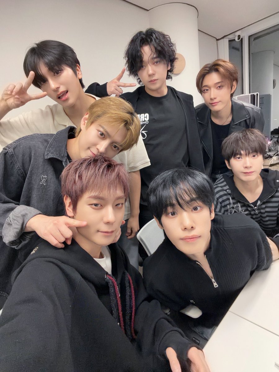 OmegaX_official's tweet photo. [📸]

PlanetRarePulse x OMEGA X 4TH MINI ALBUM [UNCAPPED] VIDEO CALL EVENT 📞

주말의 마지막도 포애기와 함께 💌
남은 일요일도 행복하게 보내고
다가오는 한 주도 우리 함께 힘내요! 🥰

#OMEGA_X #오메가엑스 https://t.co/ttZVsSJ7YS
