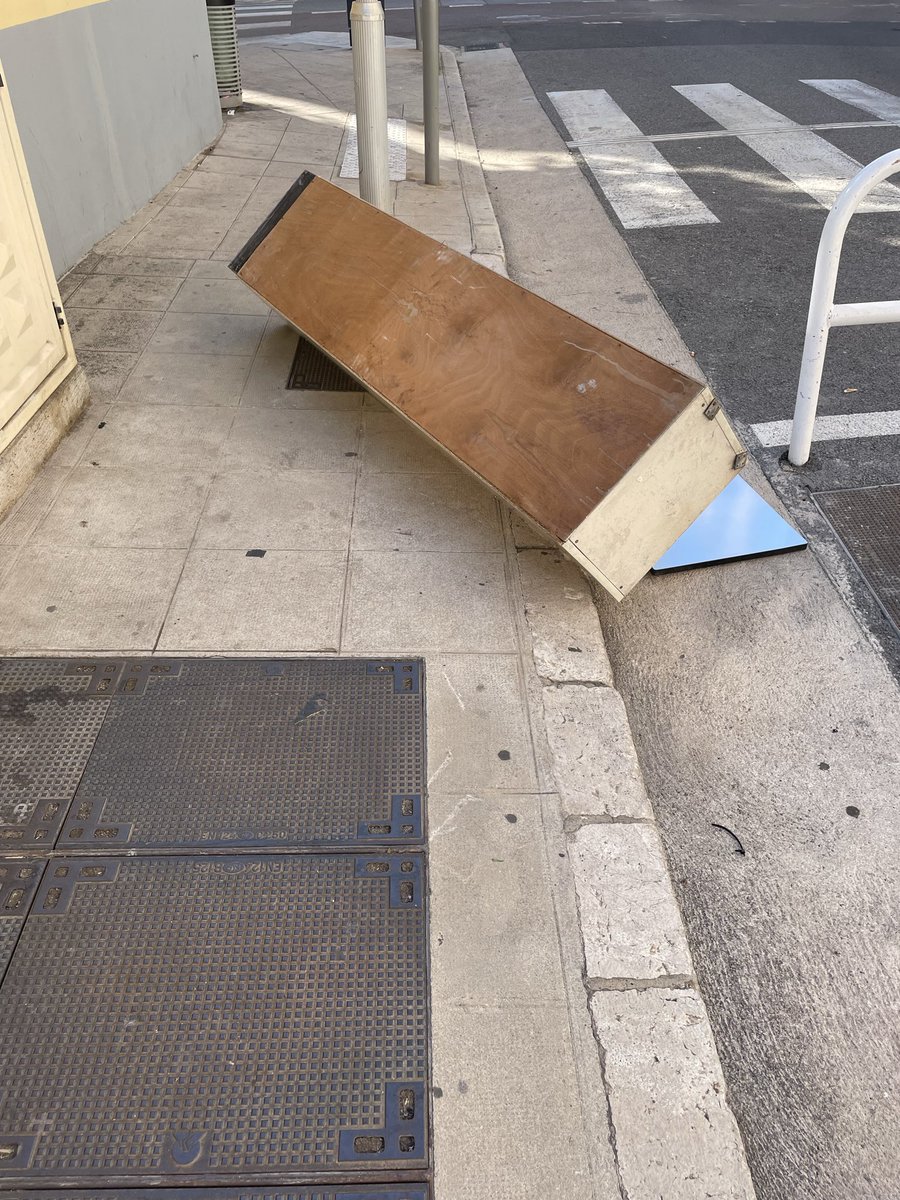 Proprete0's tweet photo. Abandonner un meuble sur le trottoir = galère pour les piétons + mal de dos inutile. 🤦‍♂️
Faisons simple : un coup de fil au 3906  pour caler un rendez-vous encombrants avec la mairie, et c'est réglé. Gardons nos rues propres et accessibles ! 🧹✨ https://t.co/6GsZBH7BMk