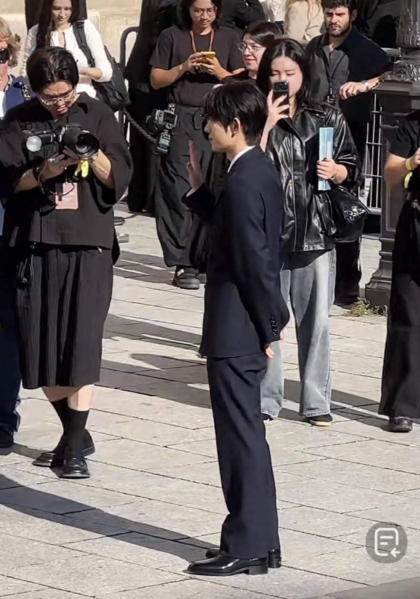 dingke7983's tweet photo. 妈妈，我看见天使了，天呐！朴代表也太帅了！完全贵公子啊啊啊啊啊朴时宇太棒了！！발렌티노 컬렉션과 완벽한 시너지를 보여주는 박시우, 파리에서 빛나는 프론트로우의 주인공

PARK SIWOO AT VALENTINO PFWSS27

#PARKSIWOOxVALENTINO
#VALENTINOPFWSS27
#PARKSIWOO https://t.co/NzaZX7Yr2G