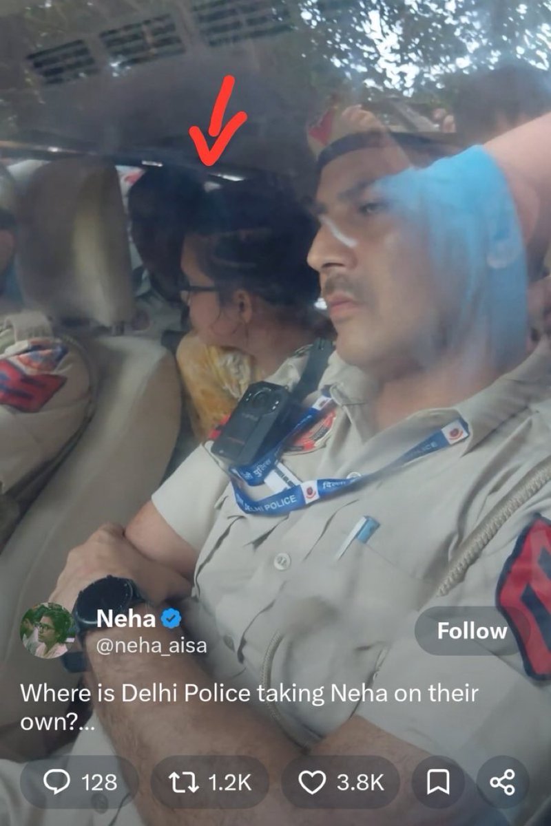 VijayGajeraO's tweet photo. Look how they are spreading fake news,

Here is the photo in which you can see a lady officer with her.

Naxalites are liars. https://t.co/SDV1zxcS6y