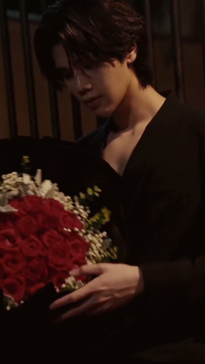JoongDunk_S2's tweet photo. La presenza magnetica di Dunk valorizza Si Bloom, trasformando ogni nota in un'espressione sofisticata, sensuale e profondamente affascinante.

Dunk Loves Si Bloom

#DunkXDuoSi
#dunknatachai https://t.co/RNlQopodCy