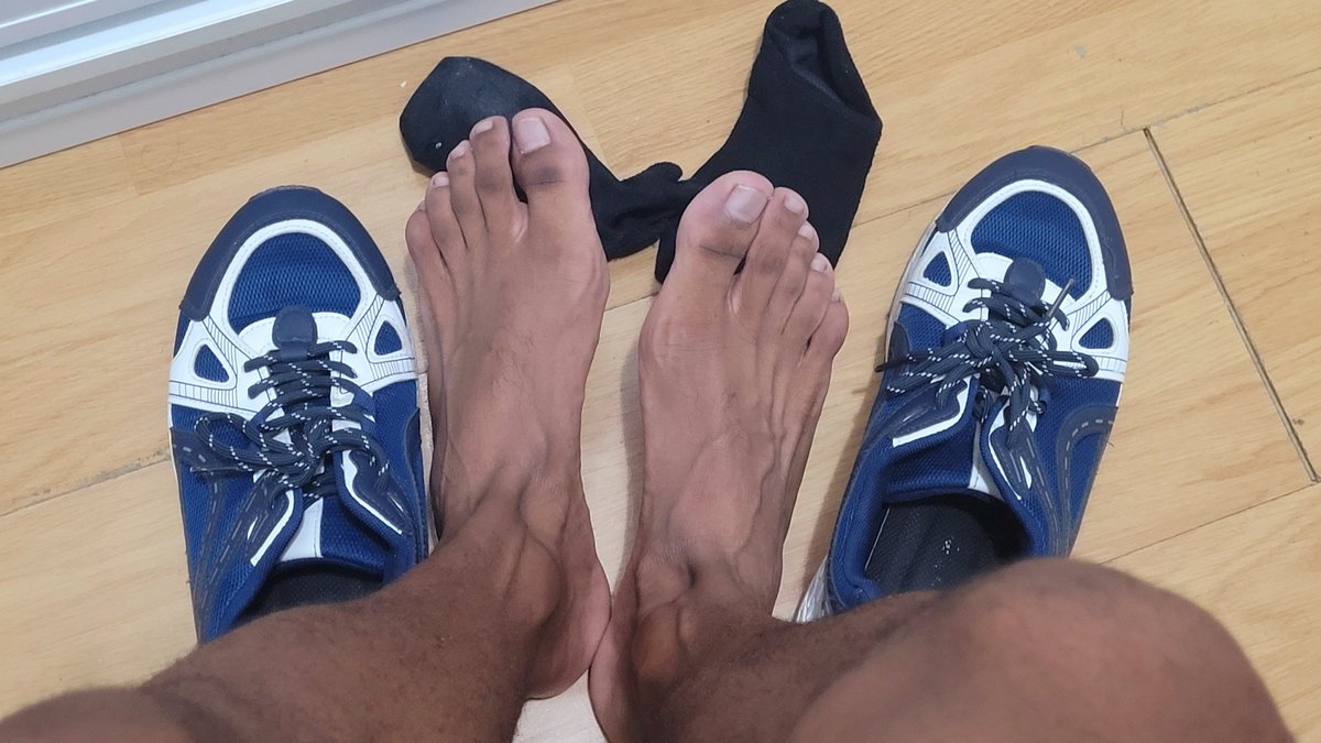 FcampfeetXXX's tweet photo. before gym: soft, chill, relaxed
after gym: sweaty, veiny, tasty... 
Take a look of how sweaty they get..👣 
#malefeet #gayfeet #feetmale #gay https://t.co/o67ATQ4umA