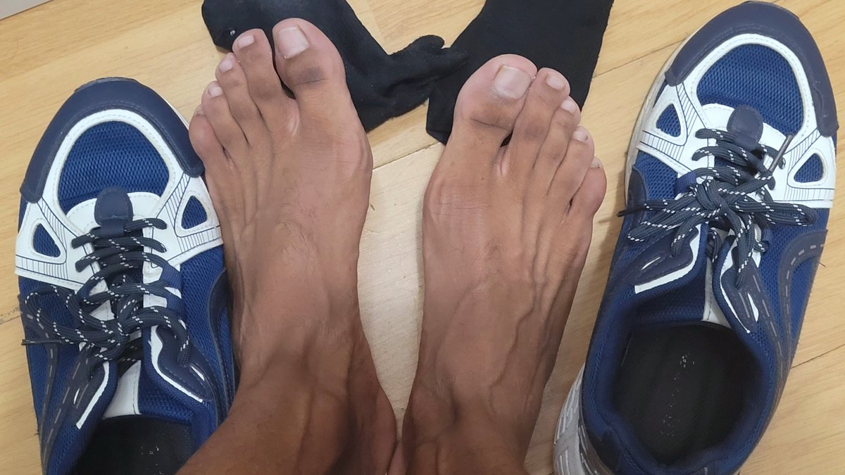 FcampfeetXXX's tweet photo. before gym: soft, chill, relaxed
after gym: sweaty, veiny, tasty... 
Take a look of how sweaty they get..👣 
#malefeet #gayfeet #feetmale #gay https://t.co/o67ATQ4umA