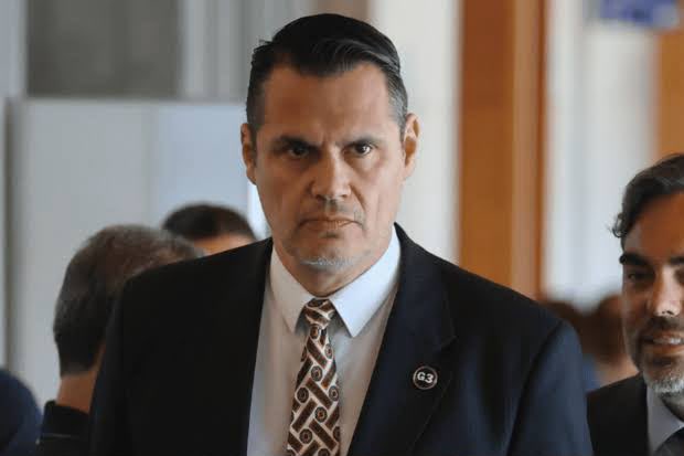 marapoquindo3's tweet photo. 𝐂𝐎𝐌𝐈𝐄𝐍𝐙𝐀 𝐉𝐔𝐈𝐂𝐈𝐎 𝐂𝐎𝐍𝐓𝐑𝐀 𝐋𝐀 𝐂𝐎𝐍𝐂𝐄𝐉𝐀𝐋 𝐏𝐎𝐋𝐀 𝐌𝐎𝐍𝐓𝐎𝐘𝐀 𝐏𝐎𝐑 𝐈𝐍𝐉𝐔𝐑𝐈𝐀𝐒 𝐘 𝐂𝐀𝐋𝐔𝐌𝐍𝐈𝐀𝐒 𝐄𝐍 𝐂𝐎𝐍𝐓𝐑𝐀 𝐃𝐄𝐋 𝐂𝐎𝐌𝐀𝐍𝐃𝐀𝐍𝐓𝐄 𝐂𝐋𝐀𝐔𝐃𝐈𝐎 𝐂𝐑𝐄𝐒𝐏𝐎 
La autoridad comunal enfrentará a la justicia tras la querella por injurias y calumnias graves interpuesta por el comandante Claudio Crespo.
La causa se fundamenta en los reiterados episodios de hostigamiento, agresiones verbales e injurias ocurridos de manera sistemática entre mayo y septiembre de 2024, tanto en los pasillos interiores como en el exterior del Centro de Justicia, donde a viva voz lo tildó de mutilador y asesino. El ejercicio de un cargo público no otorga impunidad para acosar ni vulnerar la honra de las personas.  
Martes 24 de noviembre
12:30 hrs
Sala 303, 7° Juzgado de Garantía de Santiago