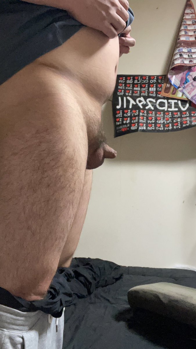 hklmhayato2024's tweet photo. 🔞NSFW注意⚠️
入隊身体検査報告｜皮戦隊隊員番号064｜掲載同意済

【プロフィール】
182cm／106kg／33歳／バスケ部出身

【3段階チェック結果】
①通常時：包皮口が閉じているすっぽり包茎

②軽度反応時：包皮口がわずかに開くも、依然としてすっぽり包茎

③最大時：包皮口がさらに開くが、それでも依然としてすっぽり包茎

【判定項目】
分類：重度包茎
露出率：無→無
包皮可動域：×
清潔感：〇

【所見】
バスケ部出身らしく高身長でがっしりした体格を誇るが、普段の竿は小ぶりで短く、下に垂れることなく常に前へ突き出すタイプ。包皮にすっぽり収まり、皮越しには亀頭の輪郭すら確認できない。
反応が進むとカリの張りが皮越しにようやく浮かび上がり、包皮口がわずかに開く。

完全勃起に至れば力強く上向きになるものの、皮口が広がるだけで亀頭は最後まで露出しない。

【判定】
平常時は新人隊員の中でも最小級だが、短小ながらも常に前へ突き出す元気な姿勢は高評価。マックス時には平常時の6〜7倍に膨張し、すっぽり被ったまま力強く上を向くその姿はまさに日本包茎男子の鑑。皮戦隊への入隊を承認！