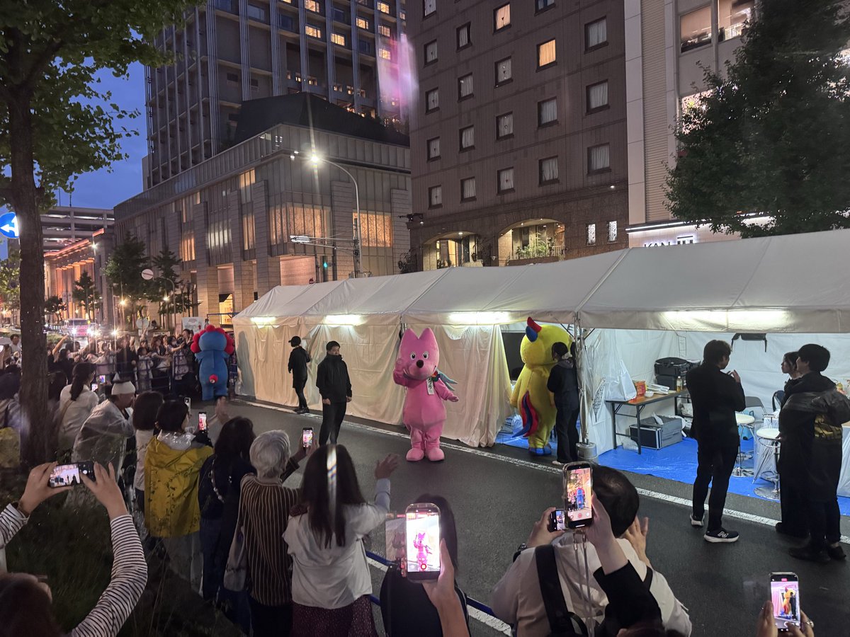 dohsakafarm's tweet photo. 本日もありがとうございました！

ブースでお客さまとお話ししていたら
なんとか間に合いました😂
会えてよかった〜。

雨の中、ブースに立ち寄ってくださった皆さま、本当にありがとうございました🌱

#ひょうごレガシーフェスタ
#ひょうごフィールドパビリオン
#はばタン
#ミャクミャク
#dohsakafarm https://t.co/0BquxHbJdF