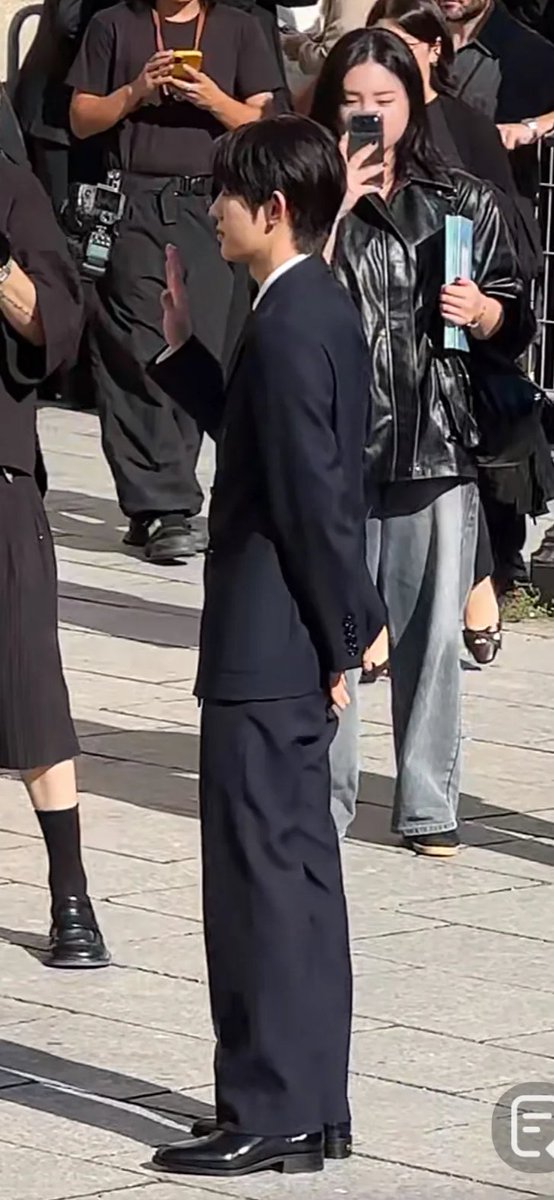 thichcoigay0914's tweet photo. He's wearing vest today aaaaaaaaaaaa

PARK SIWOO AT VALENTINO PFWSS27
#PARKSIWOOxVALENTINO #PARKSIWOO https://t.co/eSmgPs8YKl