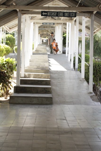 fendri_p's tweet photo. Contoh arsitektur yg accessible utk semua org. Konsep jalur landainya dibuat berkelok2 kayak jalan di pegunungan, biar ga curam dan aman buat kursi roda atau stroller. Beda bgt sm di Indo yg biasanya bikin jalur miring lurus di samping tangga tp curam bgt. https://t.co/fS1b0Es4Wl