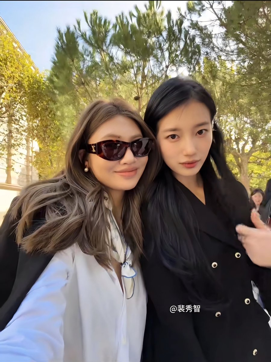 shuzkay's tweet photo. celine pfw attendee shares selfie taken with suzy at the celine été 2027 show (via xhs ashley327) 

+ another angle of book kasidet and suzy’s photo  

BAE CELINE SUZY X PFW27
#SUZYxCelineEte2027
#SUZYxCELINE #CelineEte2027 https://t.co/AAb17WlHHZ