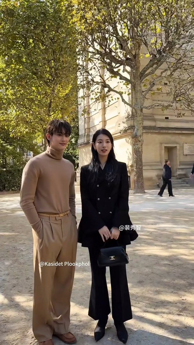 shuzkay's tweet photo. celine pfw attendee shares selfie taken with suzy at the celine été 2027 show (via xhs ashley327) 

+ another angle of book kasidet and suzy’s photo  

BAE CELINE SUZY X PFW27
#SUZYxCelineEte2027
#SUZYxCELINE #CelineEte2027 https://t.co/AAb17WlHHZ