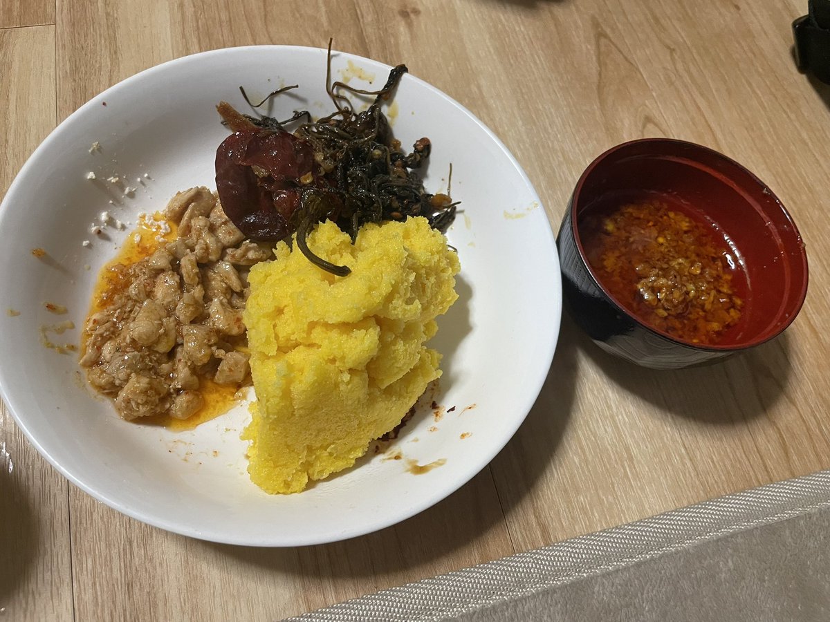 yeshedorji's tweet photo. 京都在住ブロクパの友人にブロクパ料理を作ってもらいました。アショム・ザン（とうもろこし版そばがき）、シャ・セルキョン（牛肉のバター＆チーズ煮込み）、クパ（チーズの煮込み。今回はほとんどバター）。日本で手に入る食材で再現したので限界があったようですが、初ブロクパ料理で感動しました🙏 https://t.co/yXH2zlqksK