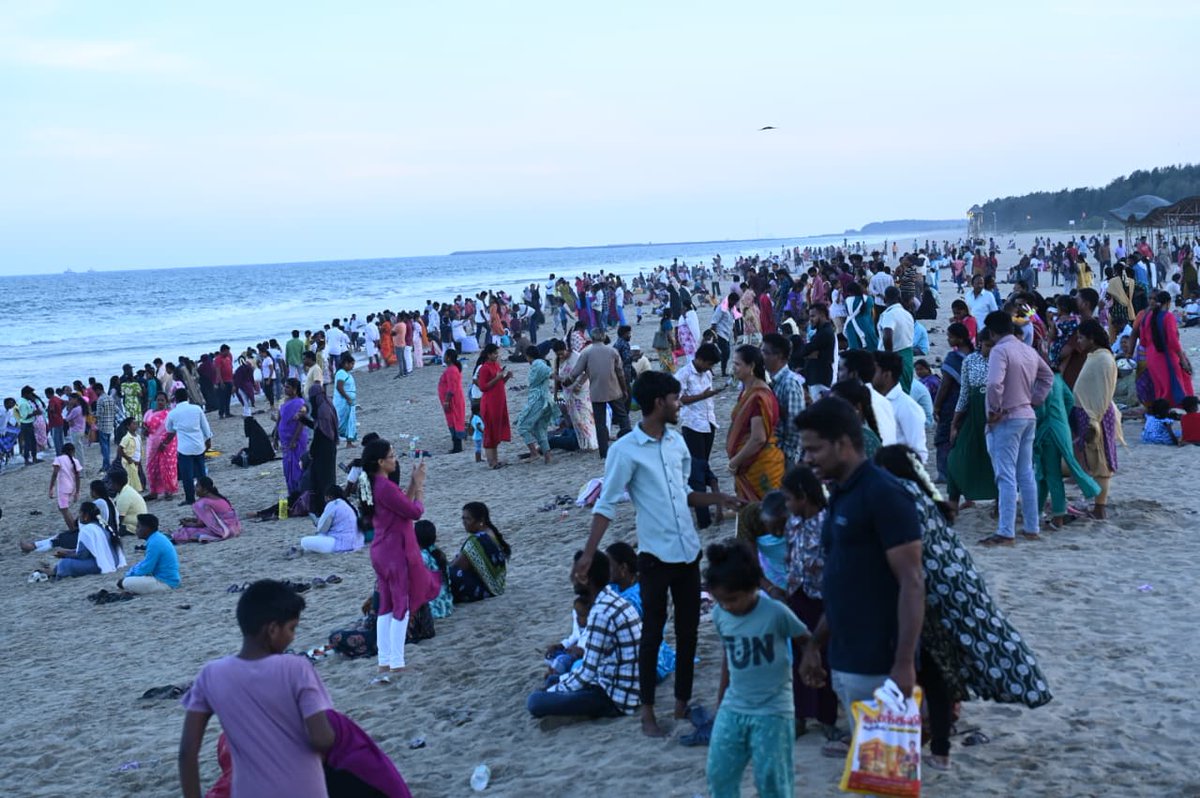 Pondydinamalar's tweet photo. கடலூர் தேவனாம்பட்டினம் சில்வர் பீச்சில் குவிந்த பொது மக்களின் கூட்டம்
#PondyDinamalar #Cuddalore #Devanampattinam #SilverBeach #BeachCrowd #PublicGathering #Weekend #TouristSpot #CuddaloreNews #பாண்டிதினமலர்
#Cuddalorebeach https://t.co/FkmPf8TPfM