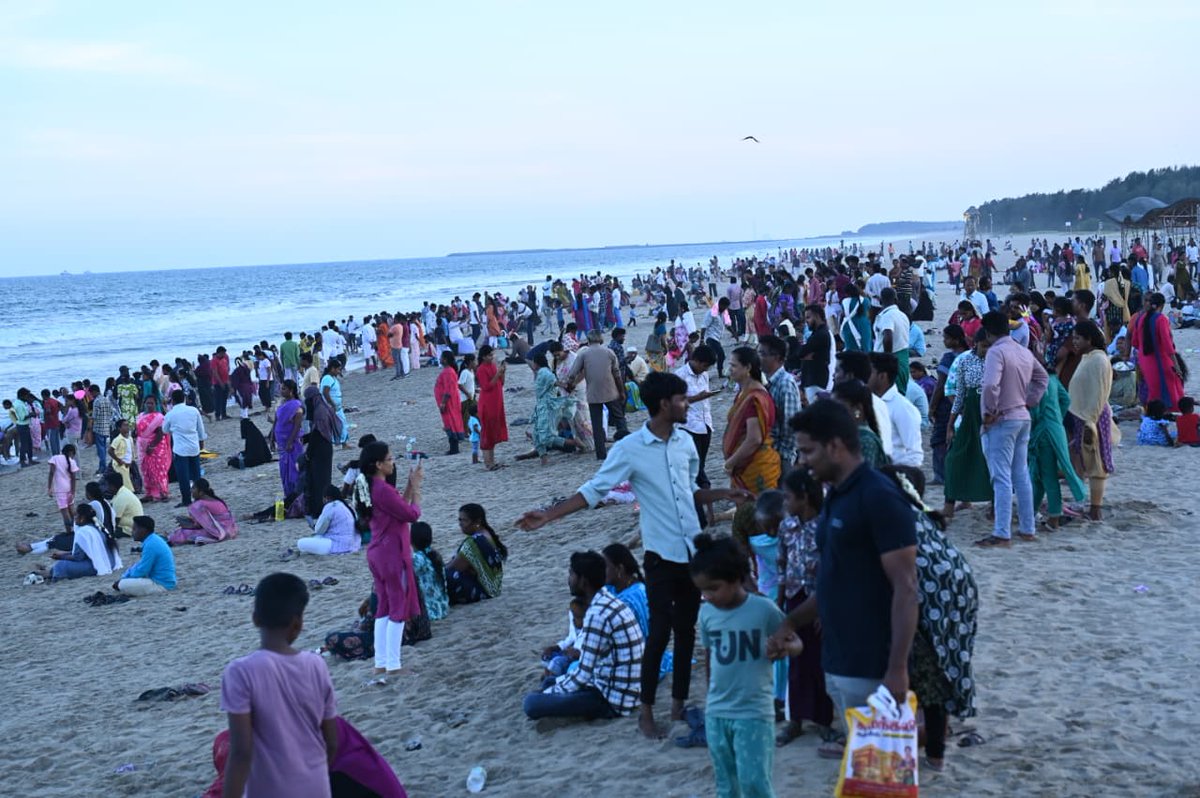 Pondydinamalar's tweet photo. கடலூர் தேவனாம்பட்டினம் சில்வர் பீச்சில் குவிந்த பொது மக்களின் கூட்டம்
#PondyDinamalar #Cuddalore #Devanampattinam #SilverBeach #BeachCrowd #PublicGathering #Weekend #TouristSpot #CuddaloreNews #பாண்டிதினமலர்
#Cuddalorebeach https://t.co/FkmPf8TPfM