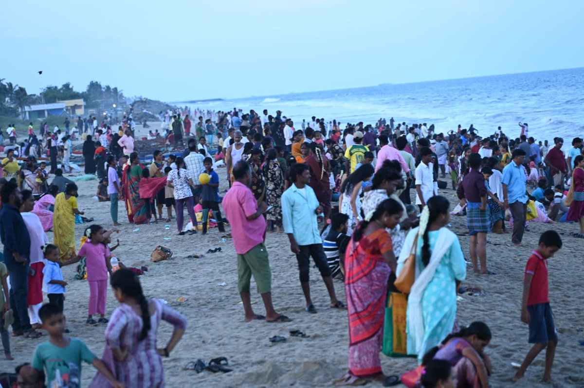 Pondydinamalar's tweet photo. கடலூர் தேவனாம்பட்டினம் சில்வர் பீச்சில் குவிந்த பொது மக்களின் கூட்டம்
#PondyDinamalar #Cuddalore #Devanampattinam #SilverBeach #BeachCrowd #PublicGathering #Weekend #TouristSpot #CuddaloreNews #பாண்டிதினமலர்
#Cuddalorebeach https://t.co/FkmPf8TPfM