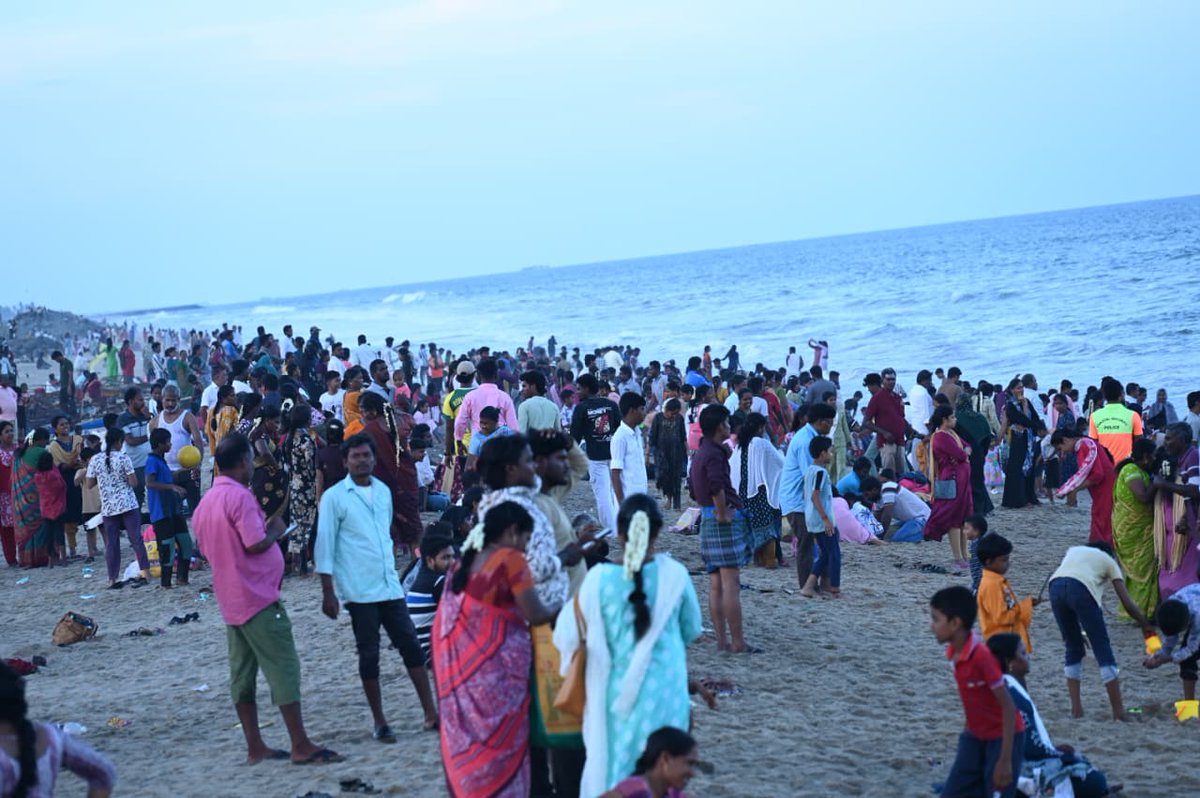 Pondydinamalar's tweet photo. கடலூர் தேவனாம்பட்டினம் சில்வர் பீச்சில் குவிந்த பொது மக்களின் கூட்டம்
#PondyDinamalar #Cuddalore #Devanampattinam #SilverBeach #BeachCrowd #PublicGathering #Weekend #TouristSpot #CuddaloreNews #பாண்டிதினமலர்
#Cuddalorebeach https://t.co/FkmPf8TPfM