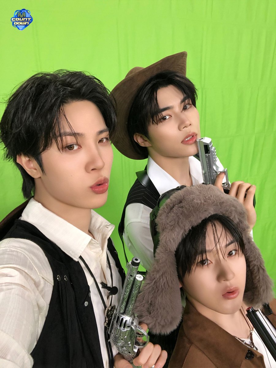 MnetMcountdown's tweet photo. 𝐌𝐎𝐍𝐓𝐇𝐋𝐘 𝐌𝐂𝐃 𝐏𝐈𝐂𝐊 ☑️
9월의 먼슬리엠카PICK
아직 안 봤으면 엠카도 어떻게 할지 몰라
- 어디 쏠 거면 쏴 봐
진짜 쏜다…
빵야 빵야 빵야 💗💗💗🔫🔫🔫

건강한 놈, 소중한 놈, 계훈한 놈 셀카
엠카가 쏜다고 했잖아~💕

#MCOUNTDOWN #엠카운트다운
#소정환 #TREASURE #박건욱 #ZEROBASEONE #계훈 #KickFlip