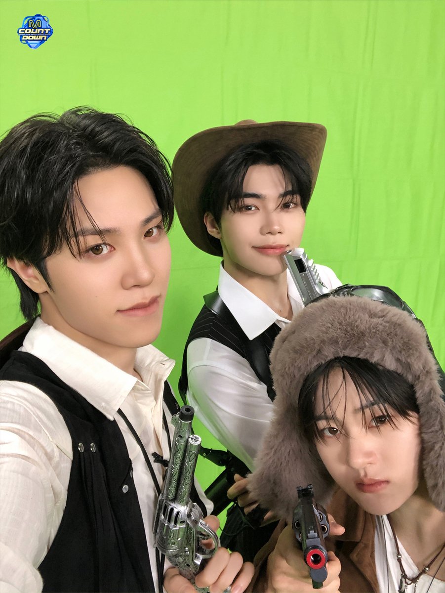 MnetMcountdown's tweet photo. 𝐌𝐎𝐍𝐓𝐇𝐋𝐘 𝐌𝐂𝐃 𝐏𝐈𝐂𝐊 ☑️
9월의 먼슬리엠카PICK
아직 안 봤으면 엠카도 어떻게 할지 몰라
- 어디 쏠 거면 쏴 봐
진짜 쏜다…
빵야 빵야 빵야 💗💗💗🔫🔫🔫

건강한 놈, 소중한 놈, 계훈한 놈 셀카
엠카가 쏜다고 했잖아~💕

#MCOUNTDOWN #엠카운트다운
#소정환 #TREASURE #박건욱 #ZEROBASEONE #계훈 #KickFlip