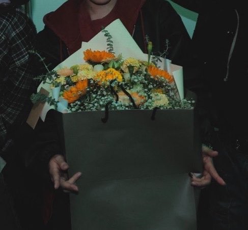 KHJBASE's tweet photo. the flowers they gave him is marigolds???? hongjoong’s birth flower 🥹😭😭😭😭 https://t.co/VMMqbwvTH2