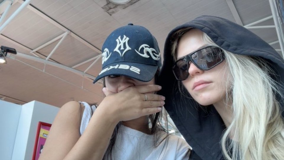 atleastimbella's tweet photo. she did this for national lesbian boyfriend day https://t.co/55cDBqpAiM