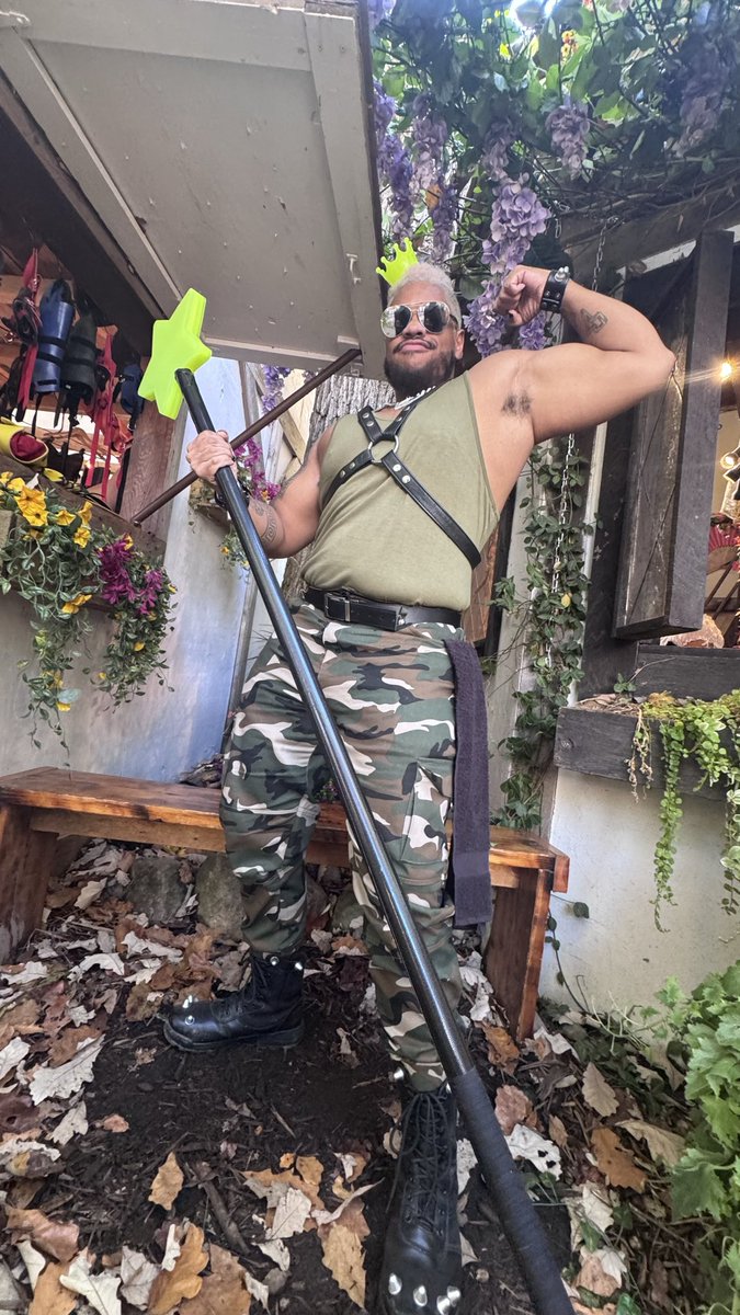 zeus_onyx1's tweet photo. Jorgen Von Strangle at the Ren Faire….✨⭐️💪🏽😎 https://t.co/wScKHRZrCE