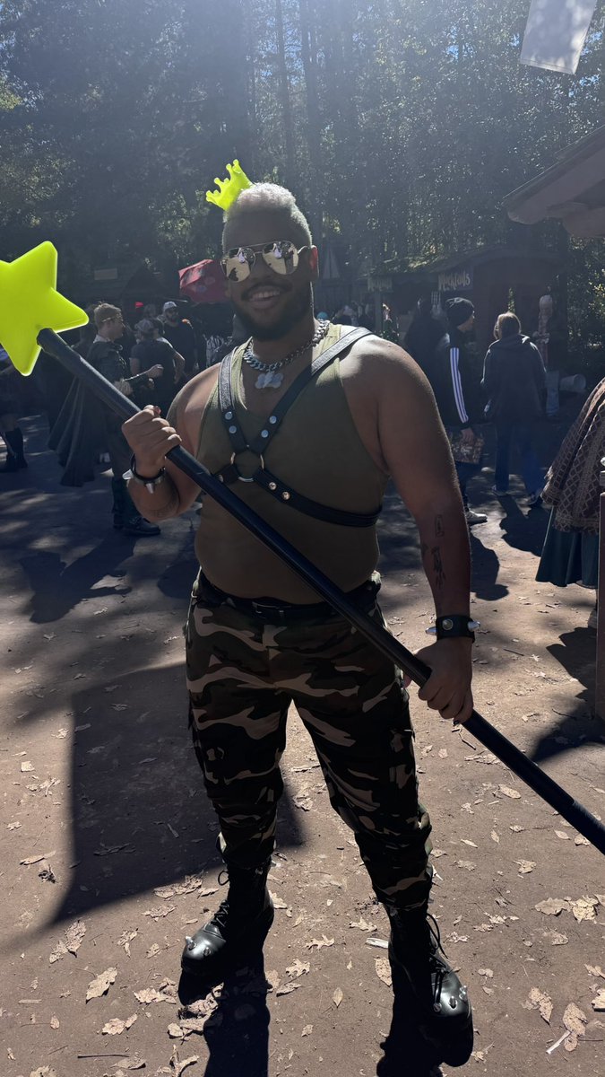 zeus_onyx1's tweet photo. Jorgen Von Strangle at the Ren Faire….✨⭐️💪🏽😎 https://t.co/wScKHRZrCE