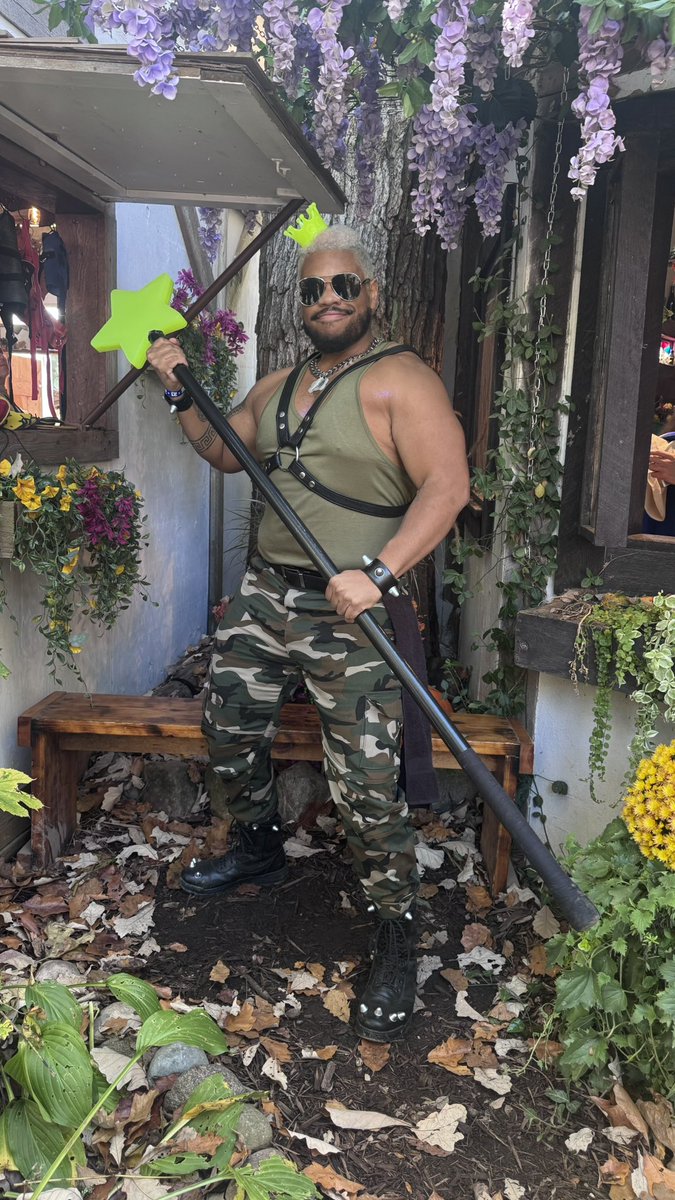 zeus_onyx1's tweet photo. Jorgen Von Strangle at the Ren Faire….✨⭐️💪🏽😎 https://t.co/wScKHRZrCE
