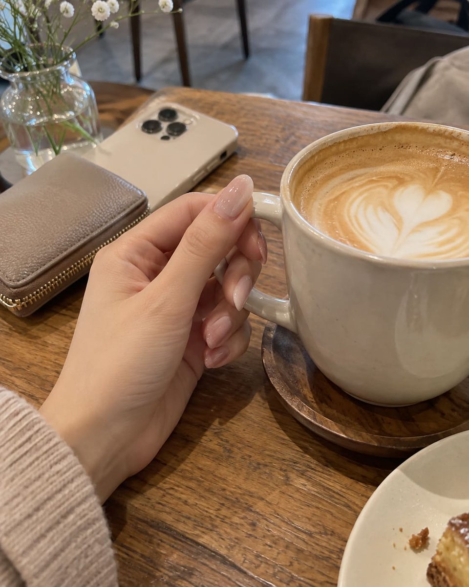 yui_glowlog's tweet photo. 今日はネイル変えた💅

忙しいと美容後回しになりがちだけど、手元きれいになるだけで普通にテンション上がる。

美容って全部が肌管理じゃなくていい。 https://t.co/sDVrXmTVT4